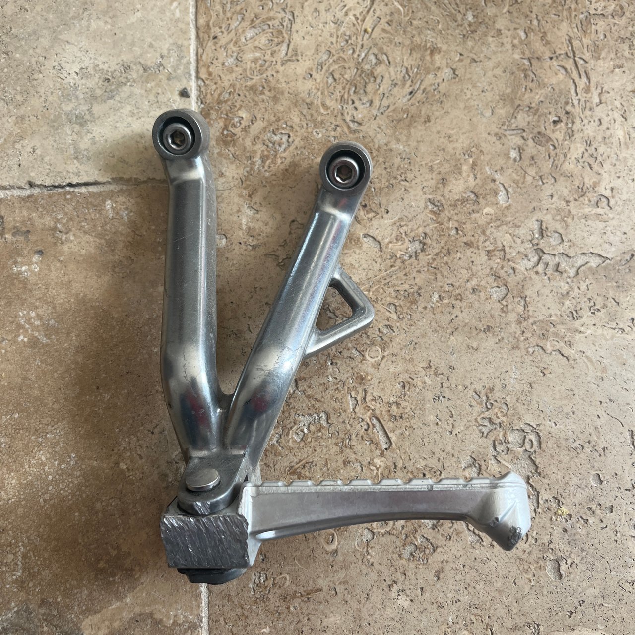 Triumph Speed Triple 955 I - platine et cale pied arriere gauche