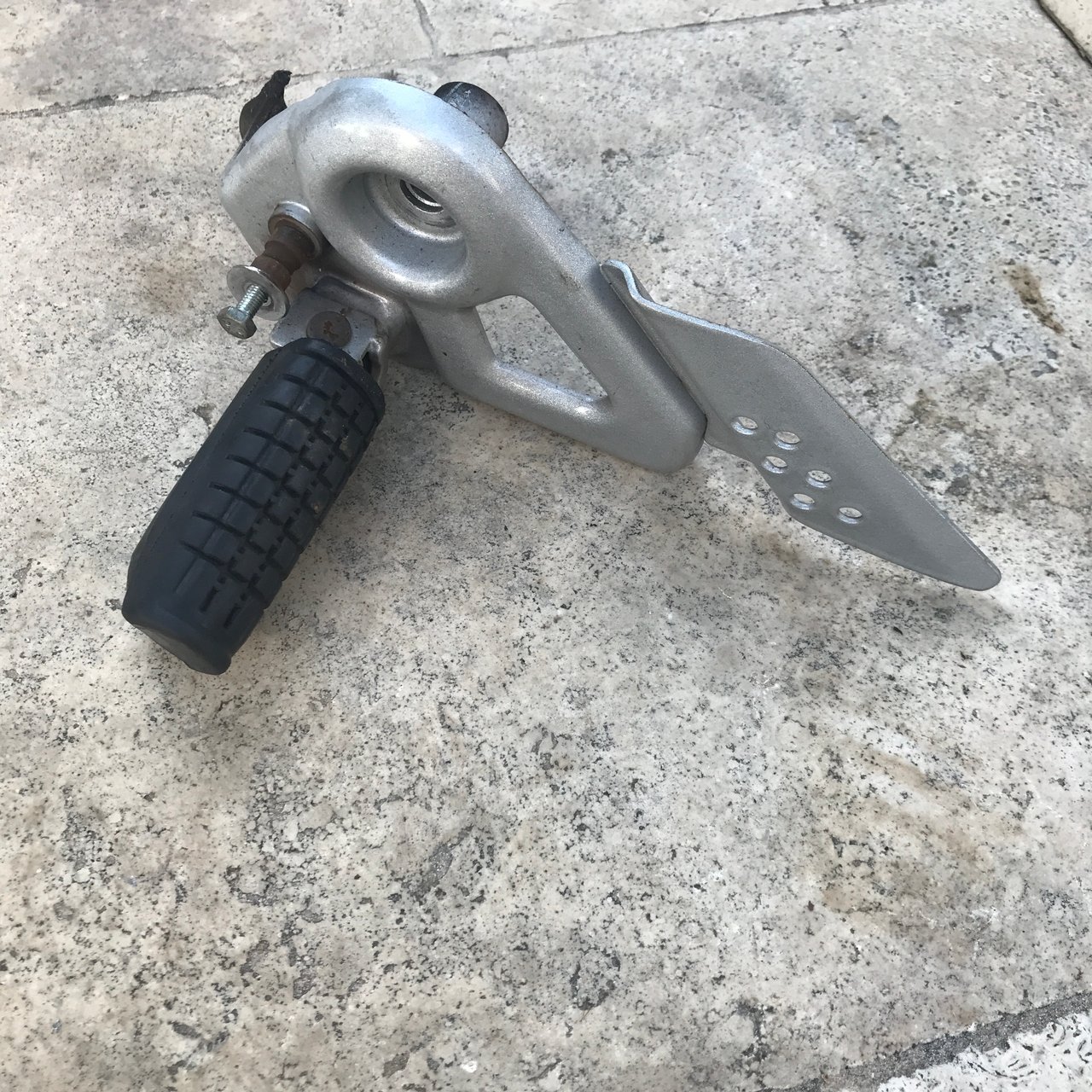 Honda 125 cbf platine repose pieds avant  gauche