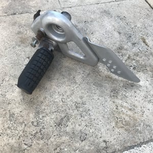 Honda 125 cbf platine repose pieds avant  gauche