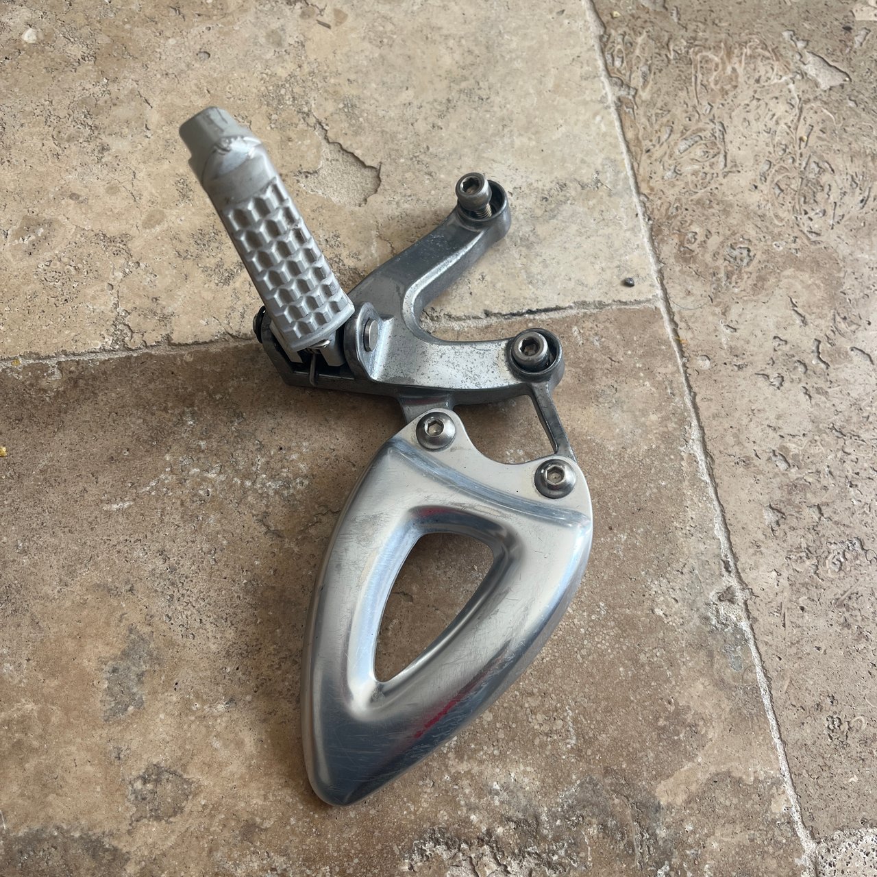 Triumph Speed Triple 955 I - platine et cale pied avant gauche