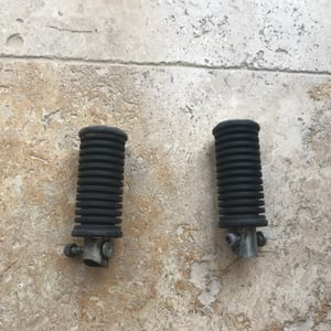 Suzuki 125 dr SE Paire cales pieds arriere  passager 1994-2002