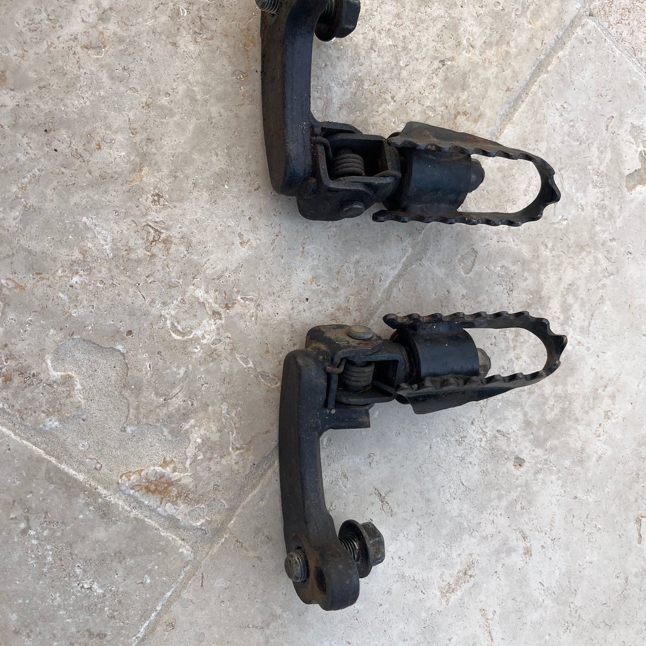 Suzuki 125 dr SE Paire cales pieds avant conducteur 1994-2002