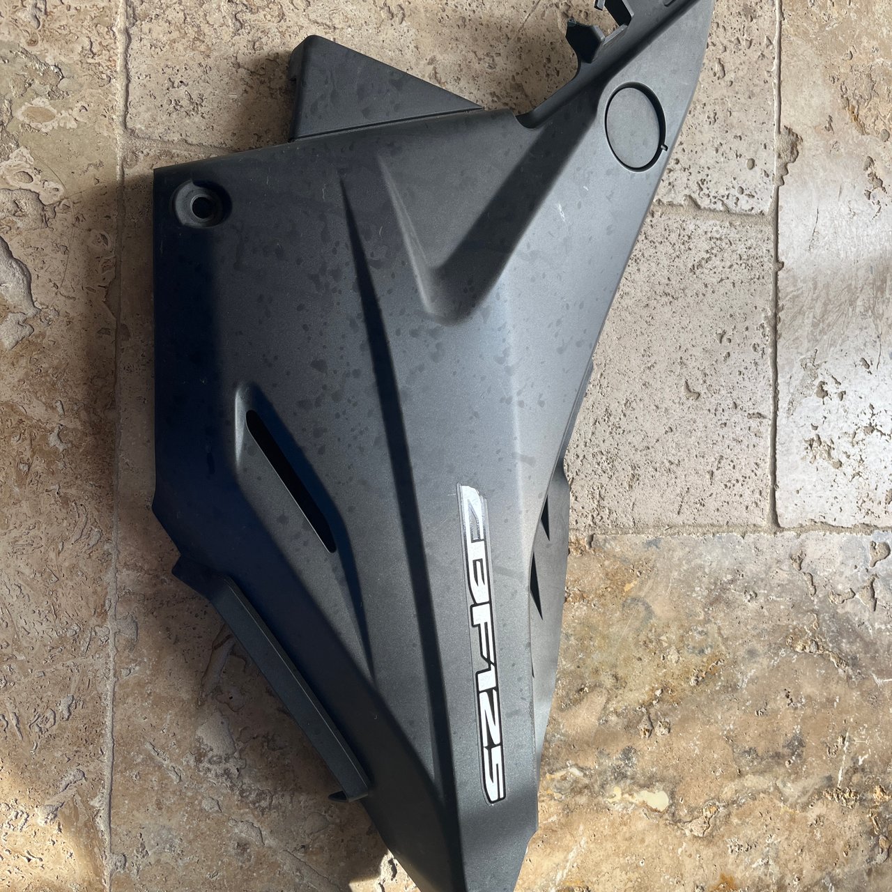 125 CBF carenage lateral gauche 2009 Honda