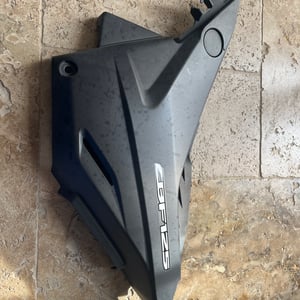 125 CBF carenage lateral gauche 2009 Honda