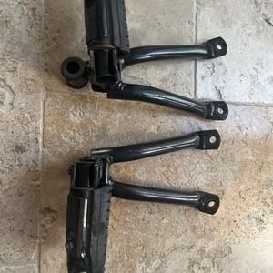 Honda 125 cbf platines et cales pieds arriere g et d 2009