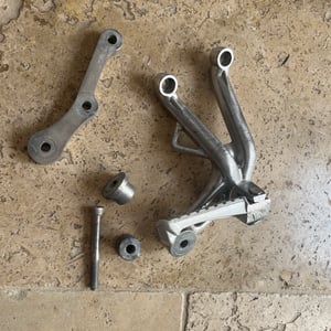 Triumph Speed Triple 955 I - platine et cale pied arriere DROIT