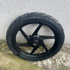 125 CBF roue avant pneu continental quasi neuf 2009 Honda