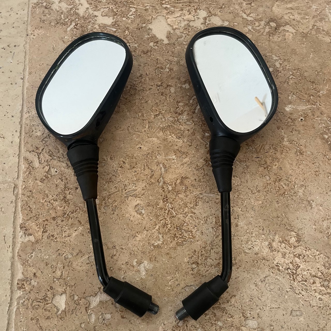 125 cbf  rétroviseurs droit et gauche 2009  Honda