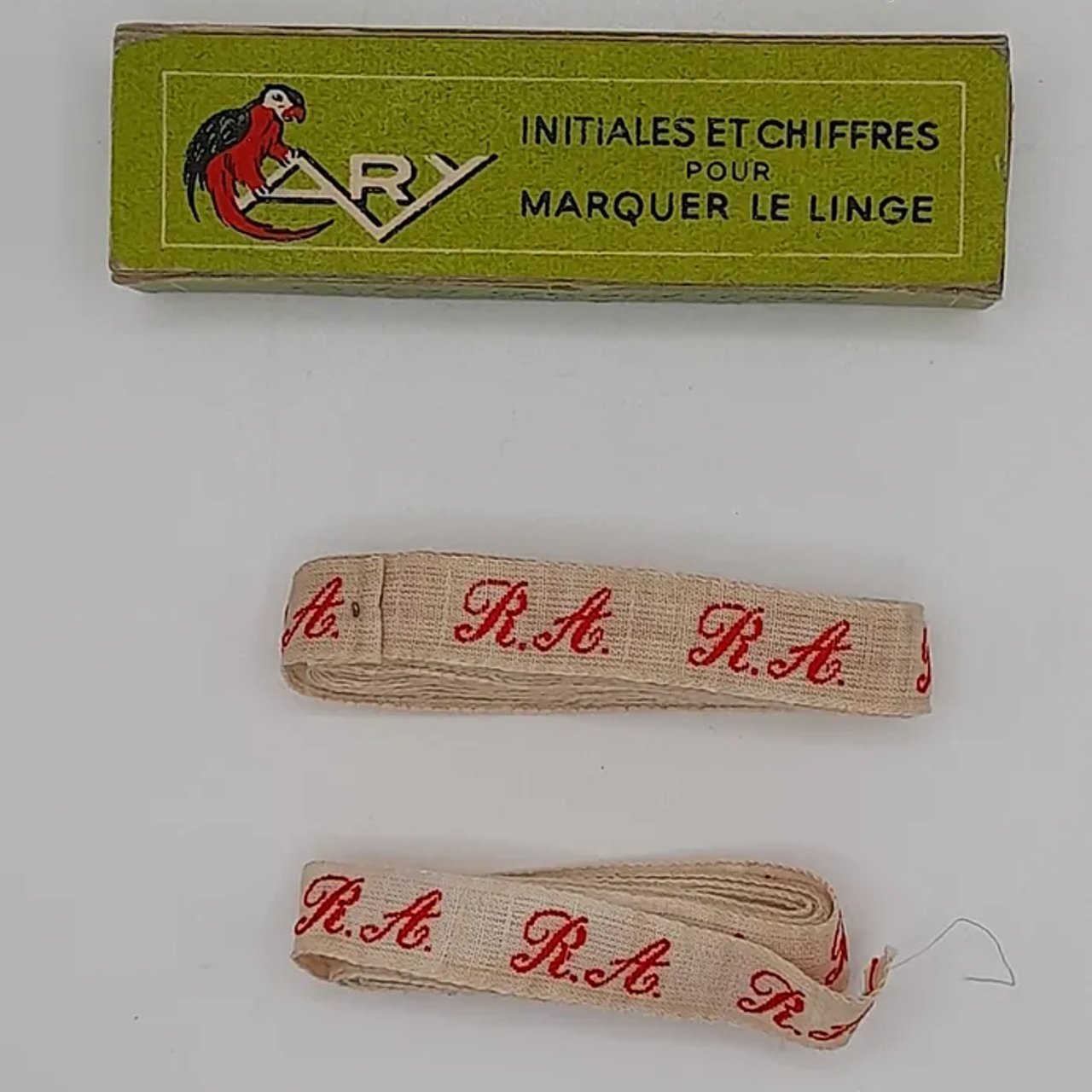 Boite d'étiquette marquage du linge avec initiale "RA" en coton