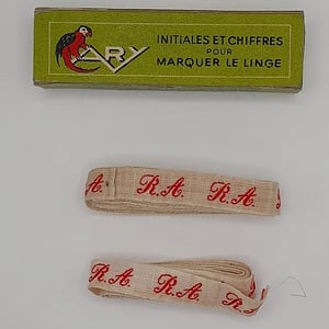 Boite d'étiquette marquage du linge avec initiale "RA" en coton