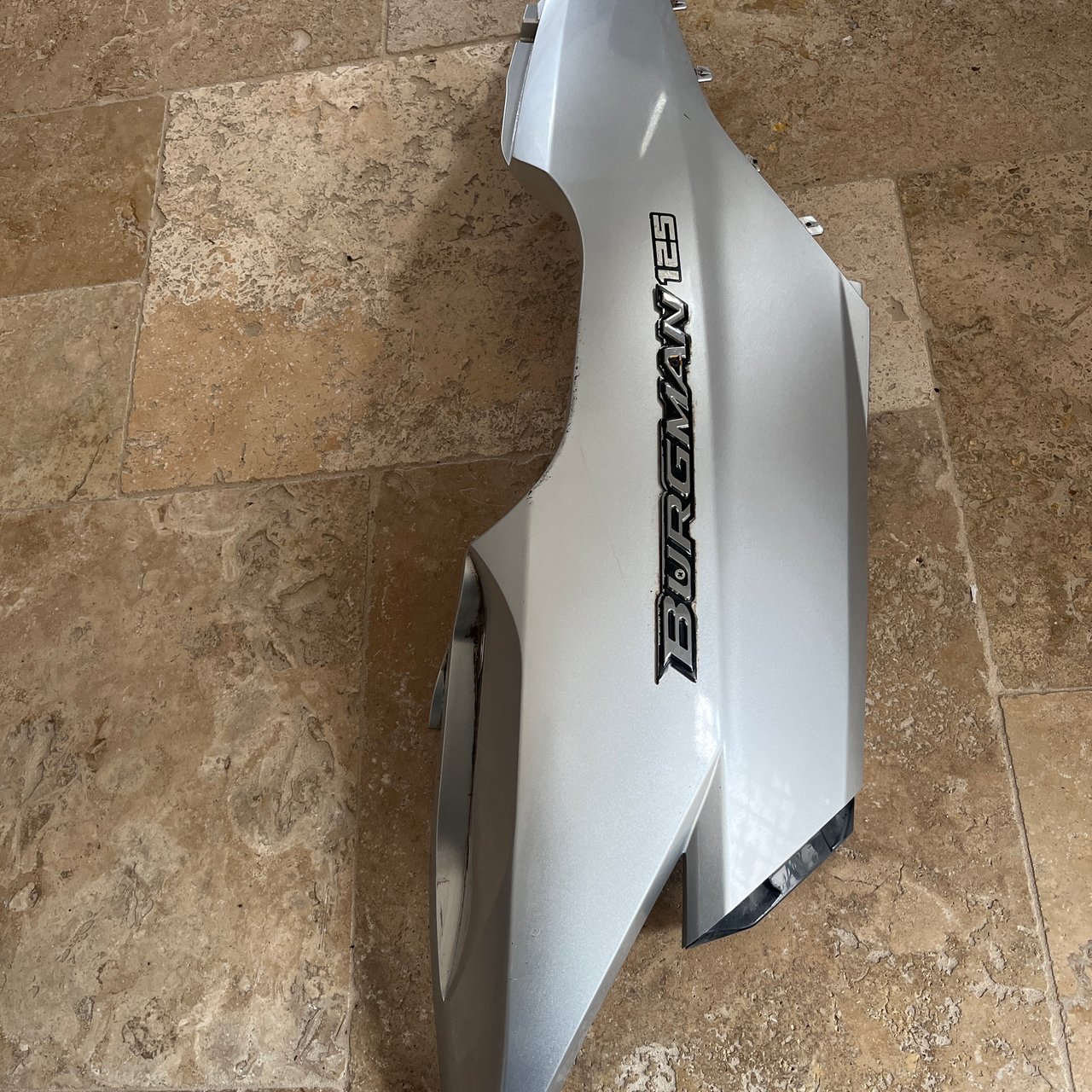 125 Burgman carenage arierre droit origine suzuki  2002 - 2006