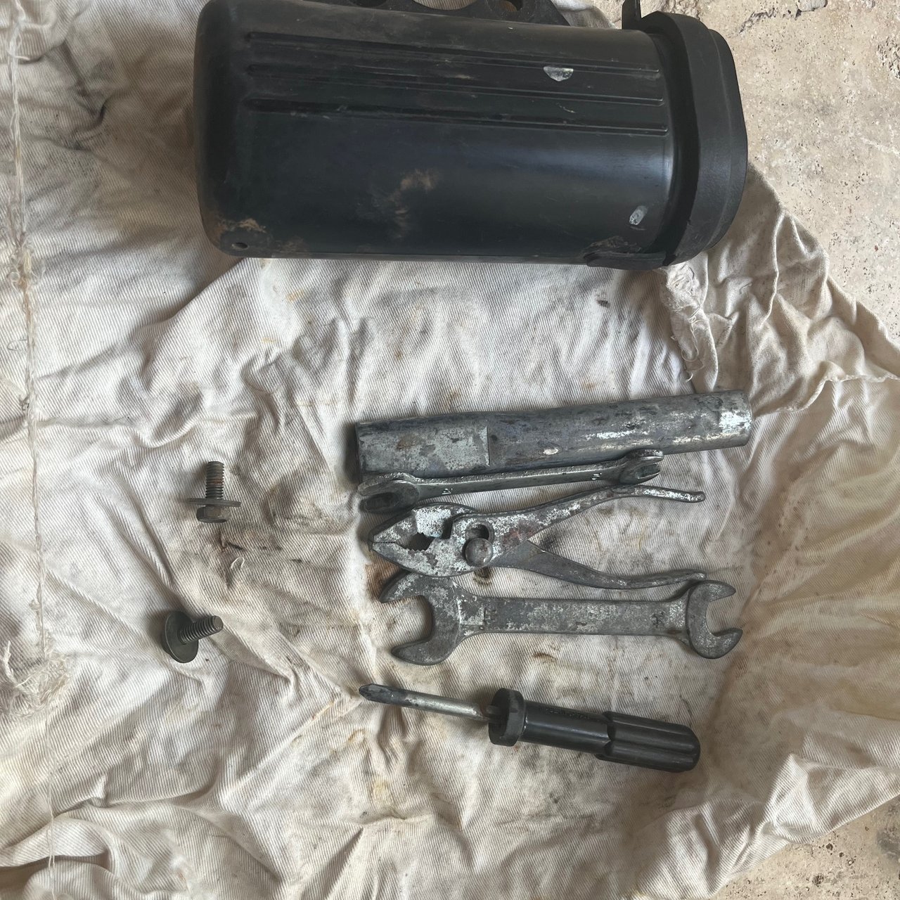 125 DR Suzuki  Boite à outils, visses de fixation