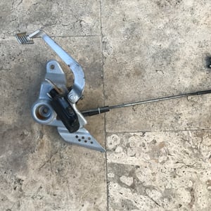 Honda 125 cbf platine repose pieds avant frein