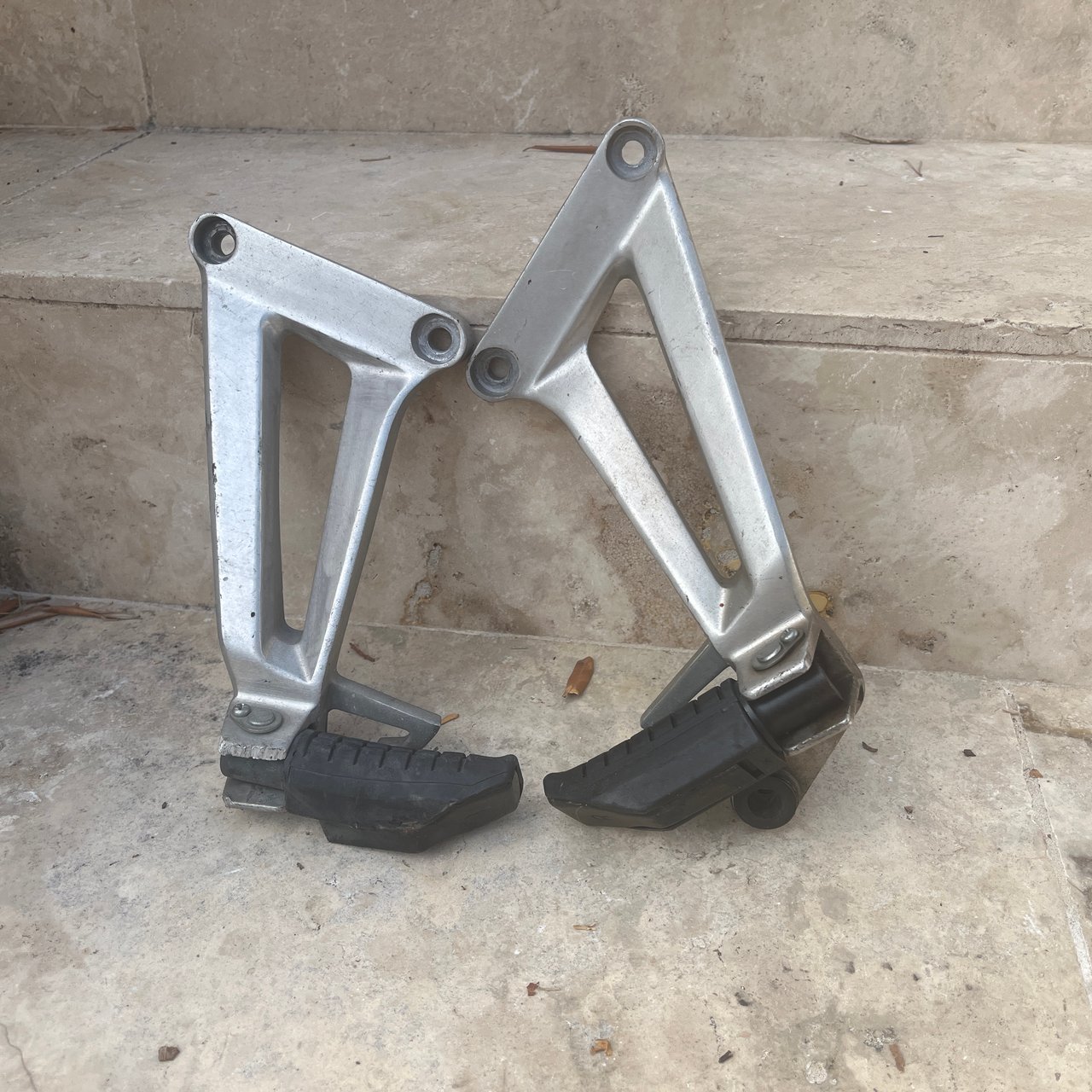Honda 125 cbr platines et cales pieds arriere g et d 2005