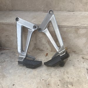 Honda 125 cbr platines et cales pieds arriere g et d 2005