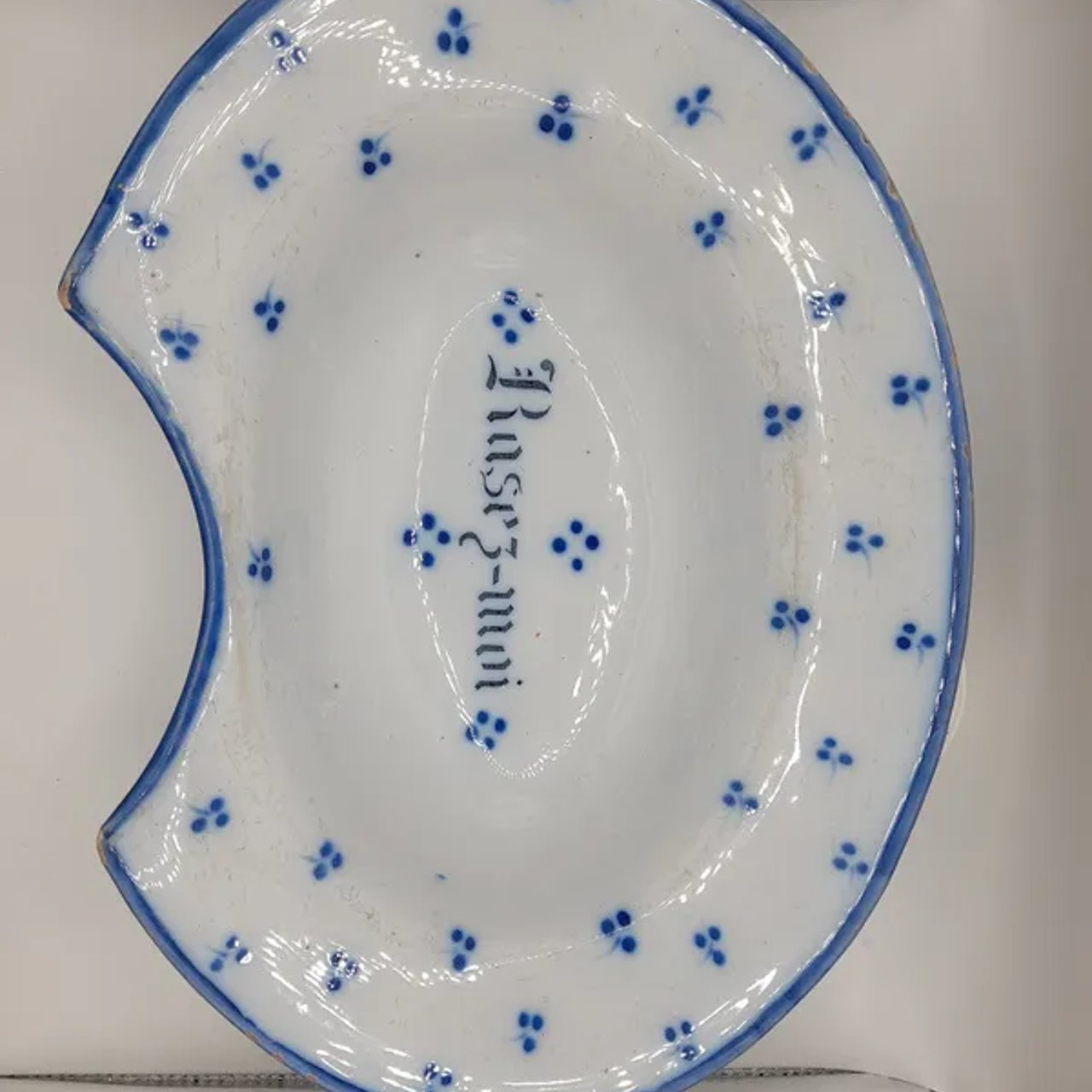 Plat à barbe faïence