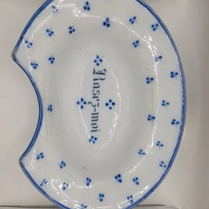 Plat à barbe faïence