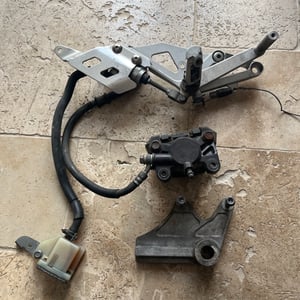 GSXR 750 w platine et etrier  Frein Arrière complete 92 - 95