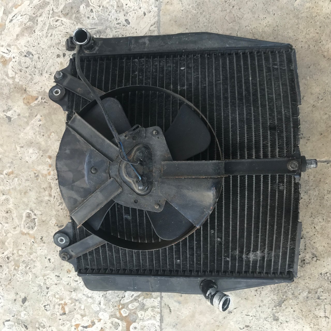 Suzuki 750 gsxr w radiateur eau d'origine ventilateur 1992 -1995