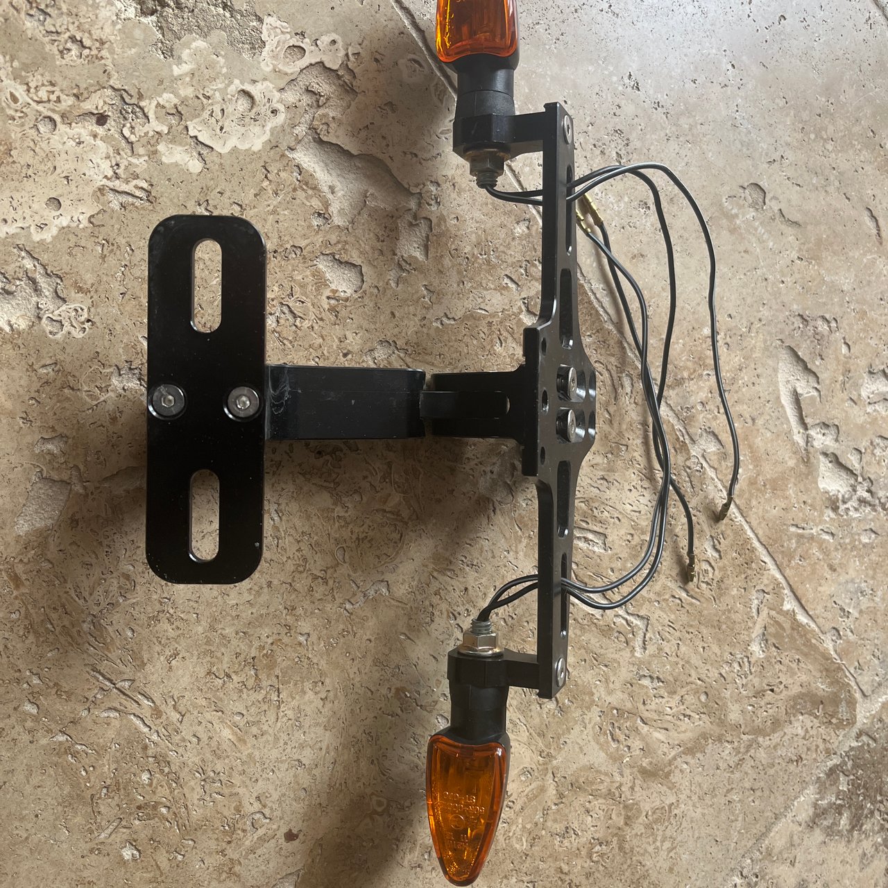 Support  plaque immatriculation alu avec clignotant adaptable