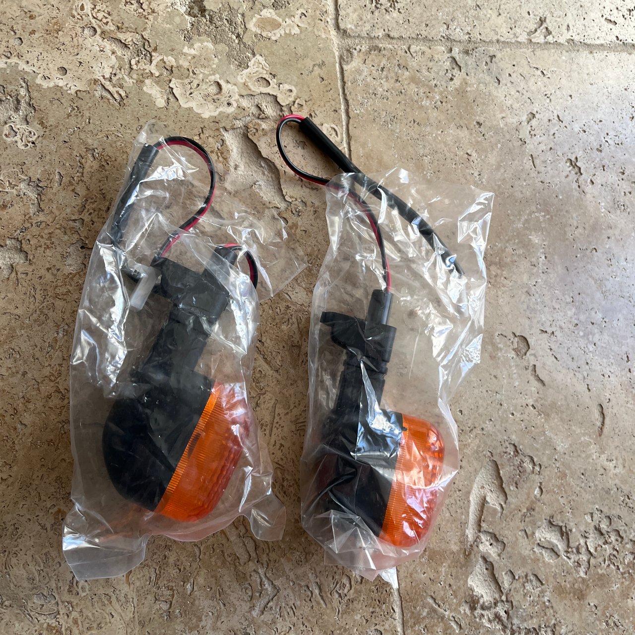 2 clignotants adaptable  neuf jamais servis