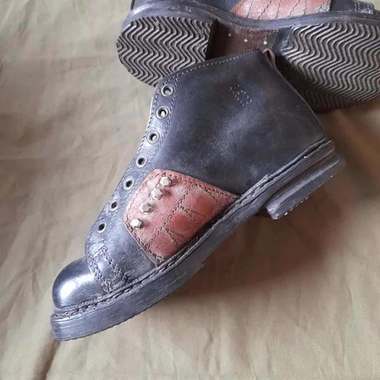 Chaussures de montagne années 40-50 T 45 semelle neuves tout cuir