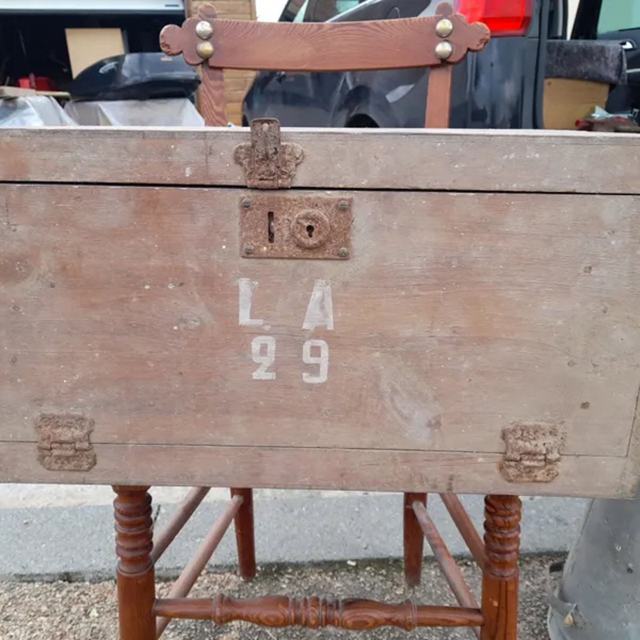 Caisse d' armoire du piou piou entre 2 guerre provenance 97 ri